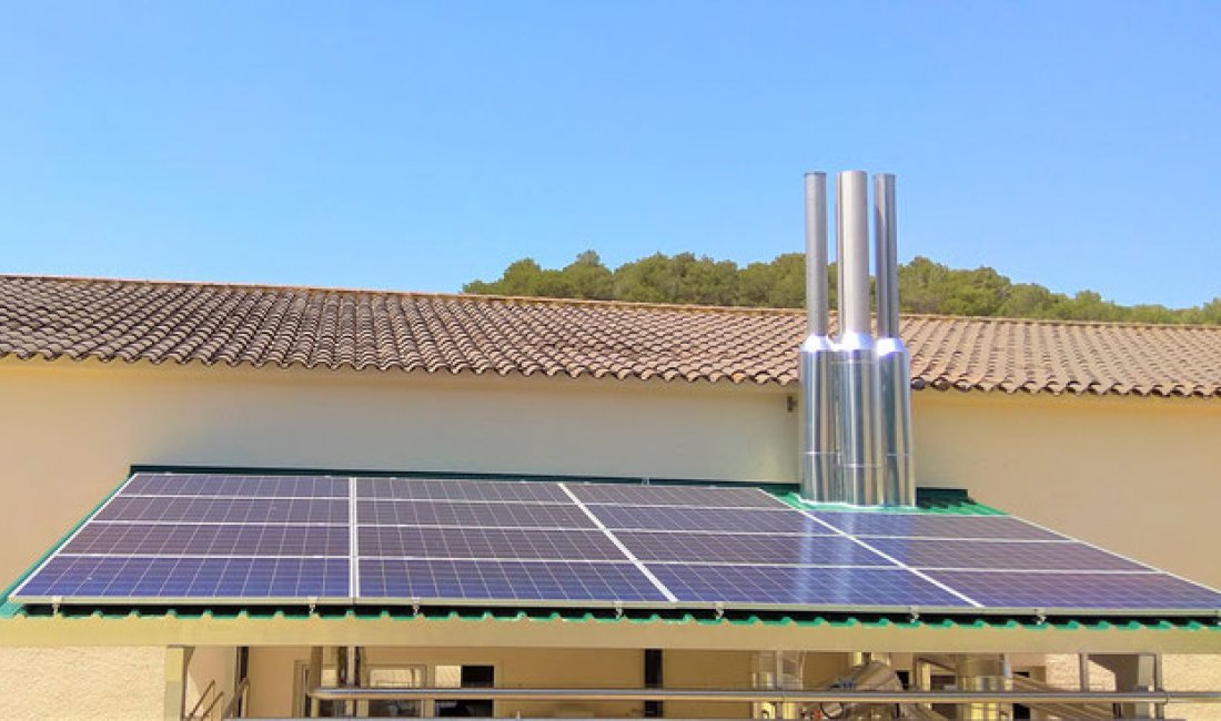 Instal·lació solar fotovoltaica de 4,95 kWp per autoconsum a Lloret de Mar.